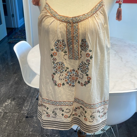 NWOT LOVE SAM BEIGE COTTON EMBROIDERED STRAP TIE TASSEL TOP. M - Picture 2 of 8